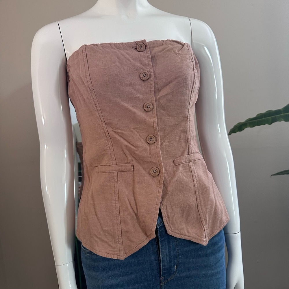 Woman’s sleeveless Button up top Size Small NWOT